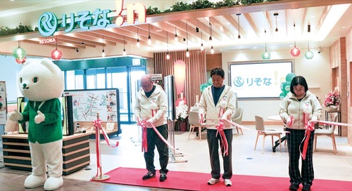 テープカットをするりそな銀行の千田常務（中央）ら