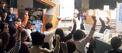 演奏に参加する来場者ら