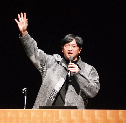 講演を行う依田さん