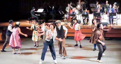 「ダンスフロア」で踊る来場者ら