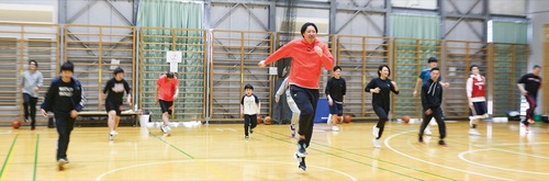 参加者とアップをする伊藤さん（中央）