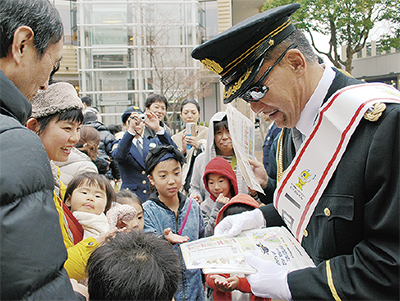 一日署長に蝶野さん 110番のかけ方ｐｒ 都筑区 タウンニュース