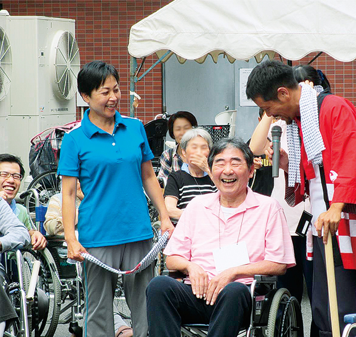 祭りを楽しむ利用者