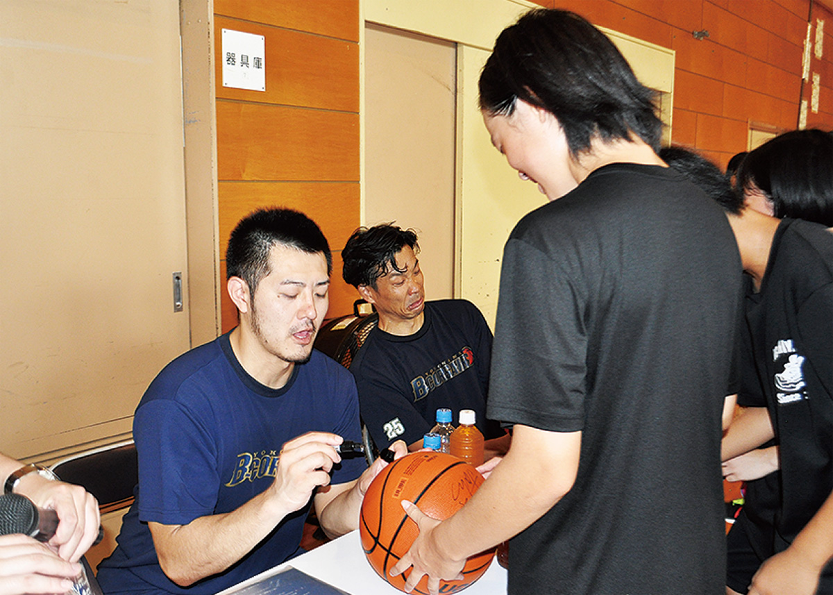 サインに応える山田コーチ