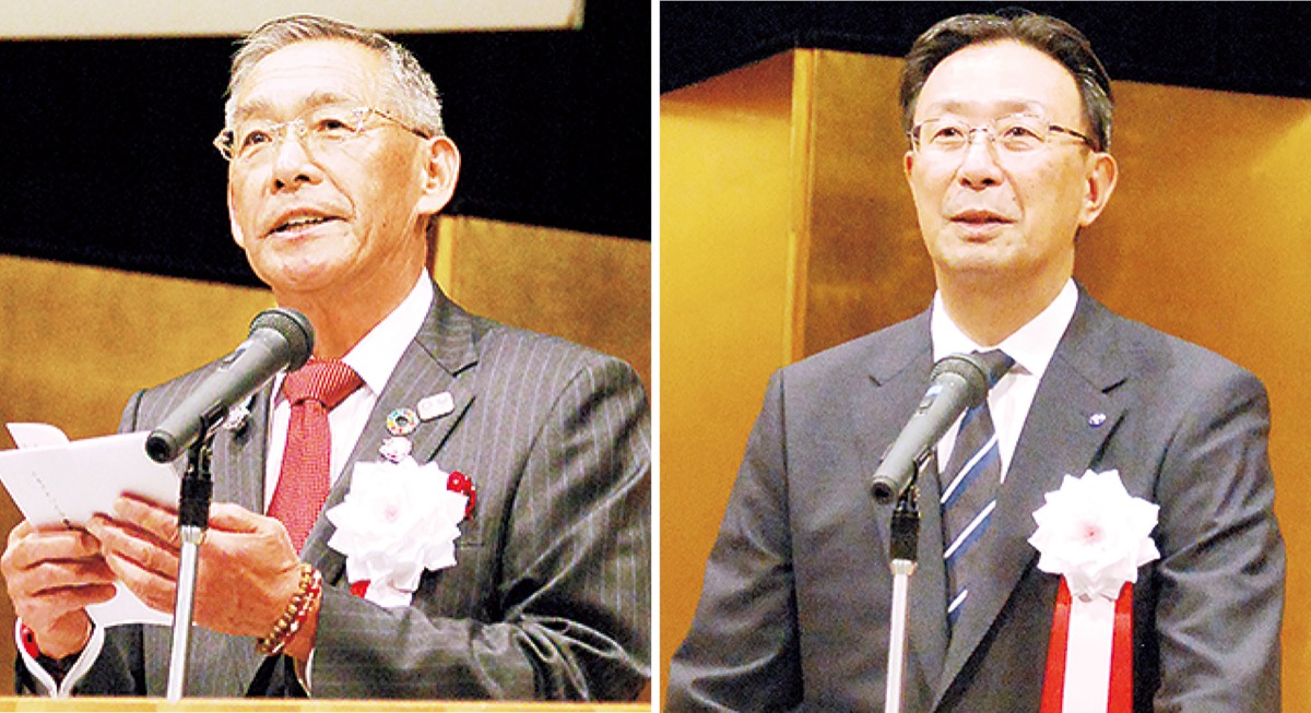 式典で感謝を述べた村田委員長(左)と中野区長
