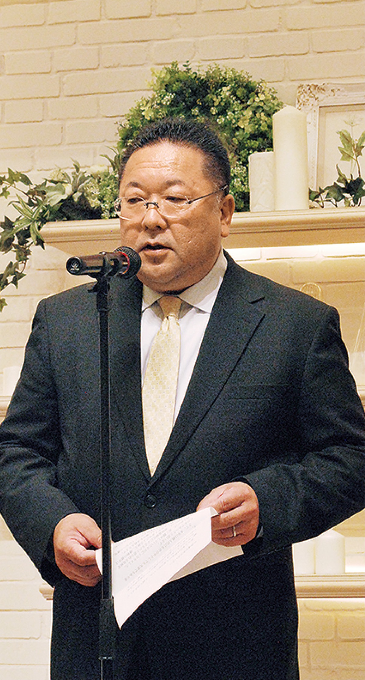 挨拶する木伏会長