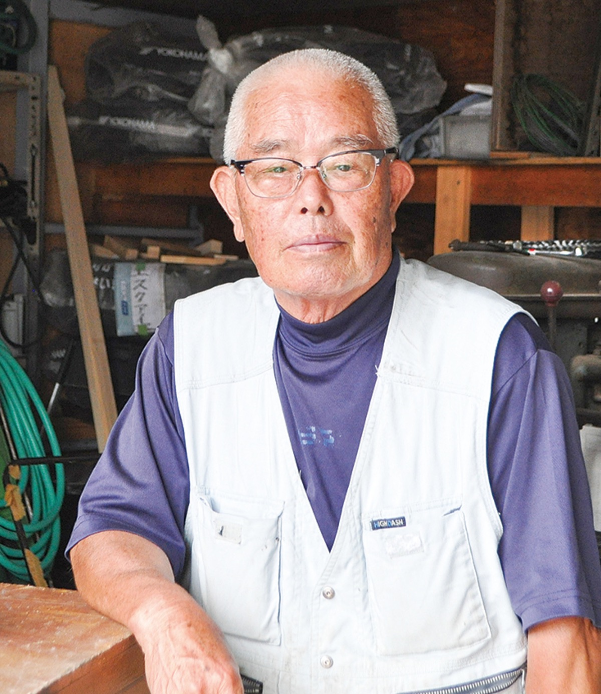 作業場で職人の表情を見せる松本さん