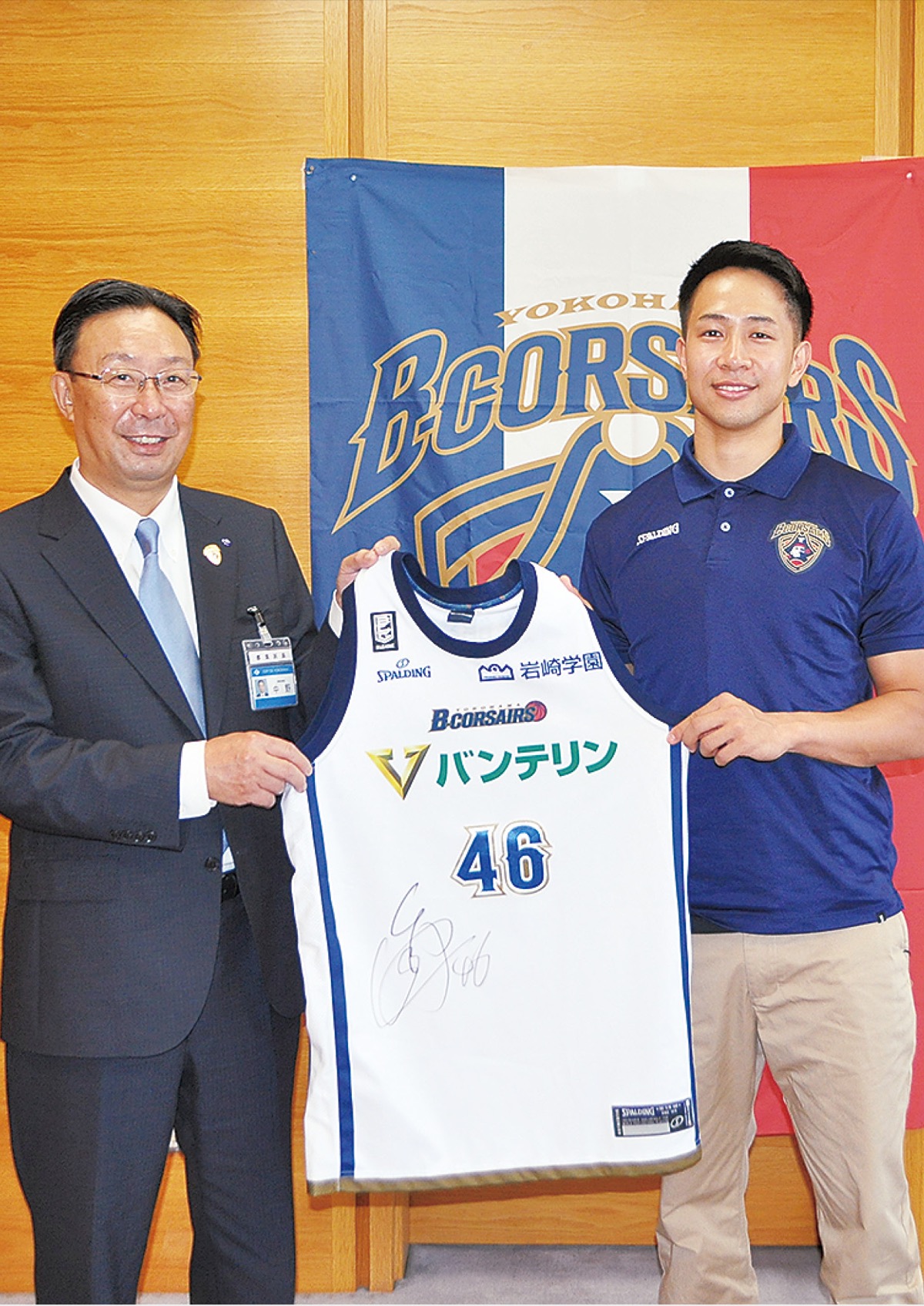 区長に報告する生原選手