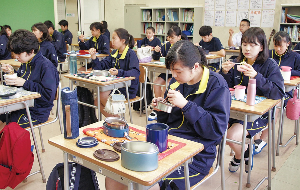 会話せず食事をする中学生たち