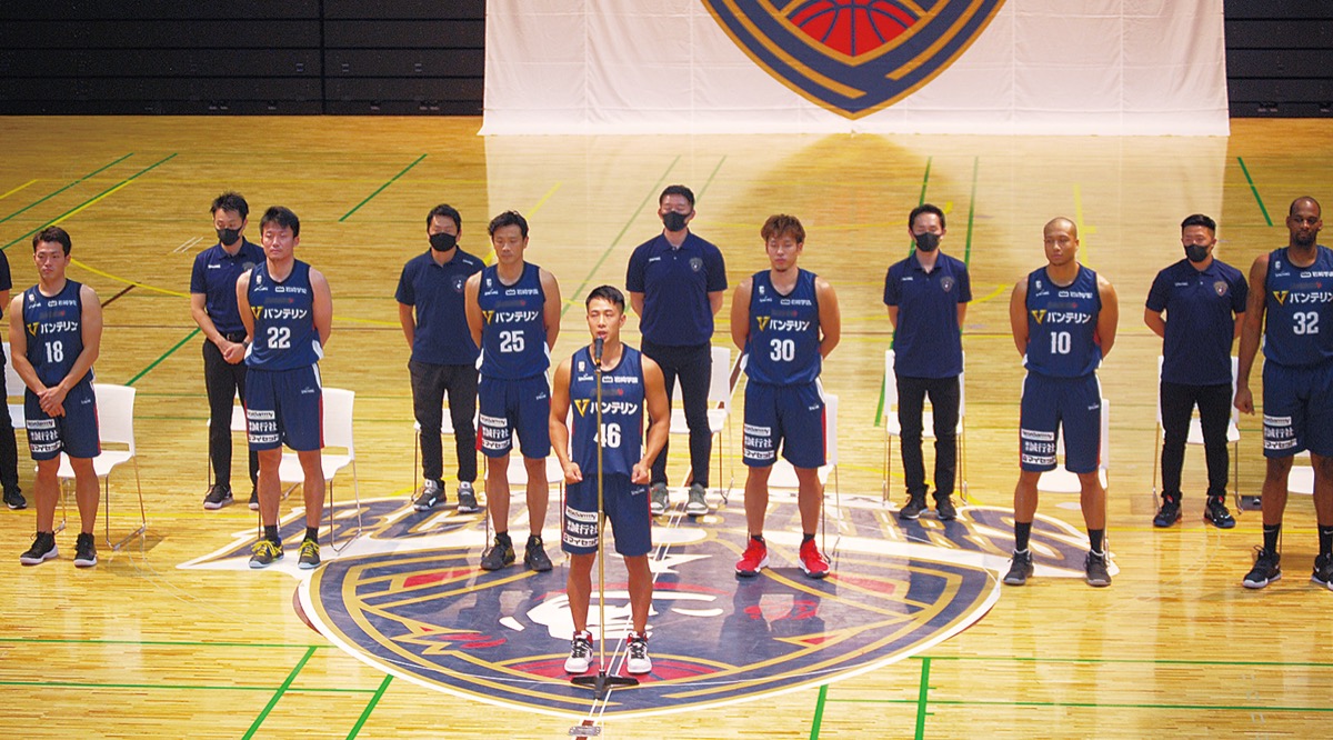 今シーズンの意気込みを語る生原主将（前列中央）