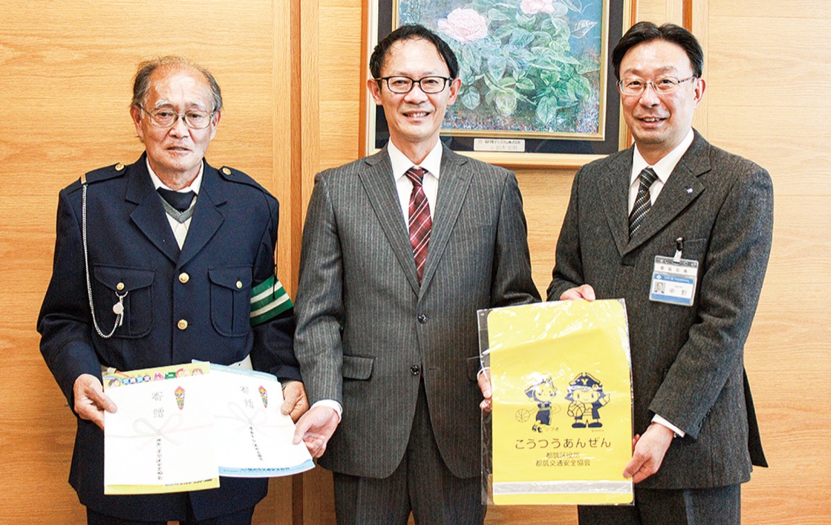 都筑交通安全協会と区役所 ランドセルカバー寄贈 都筑区 タウンニュース