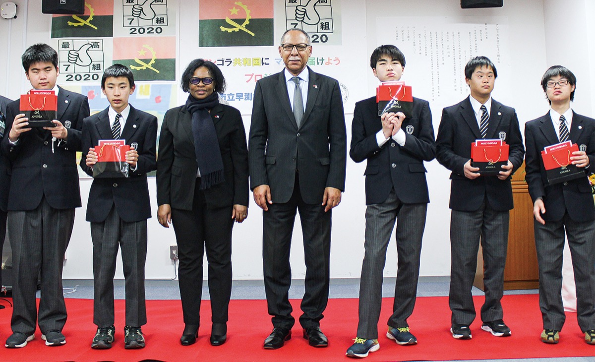 早渕中特別支援級 アンゴラにマスク寄贈 在日大使 生徒に感謝伝える 都筑区 タウンニュース