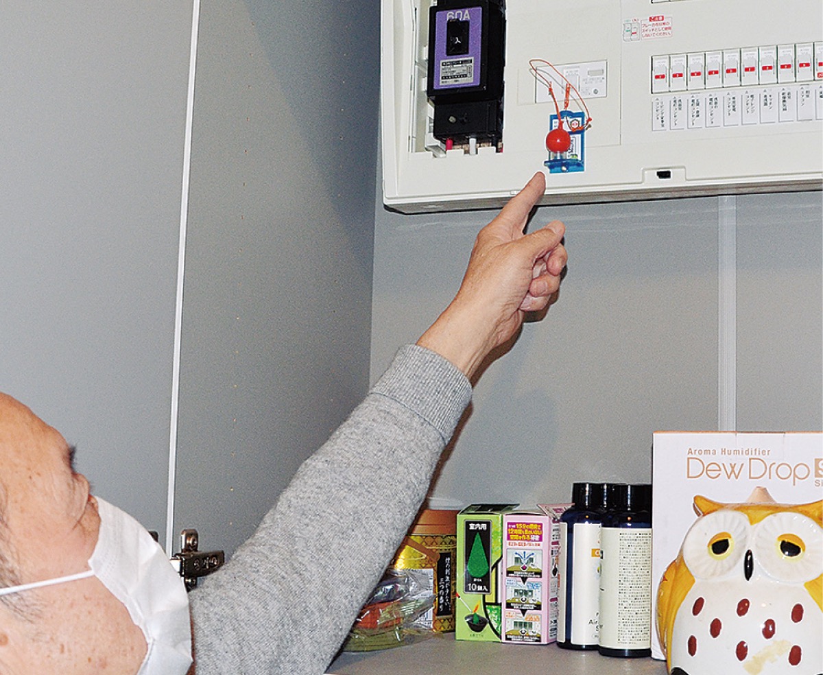 設置した器具を指さす田村会長