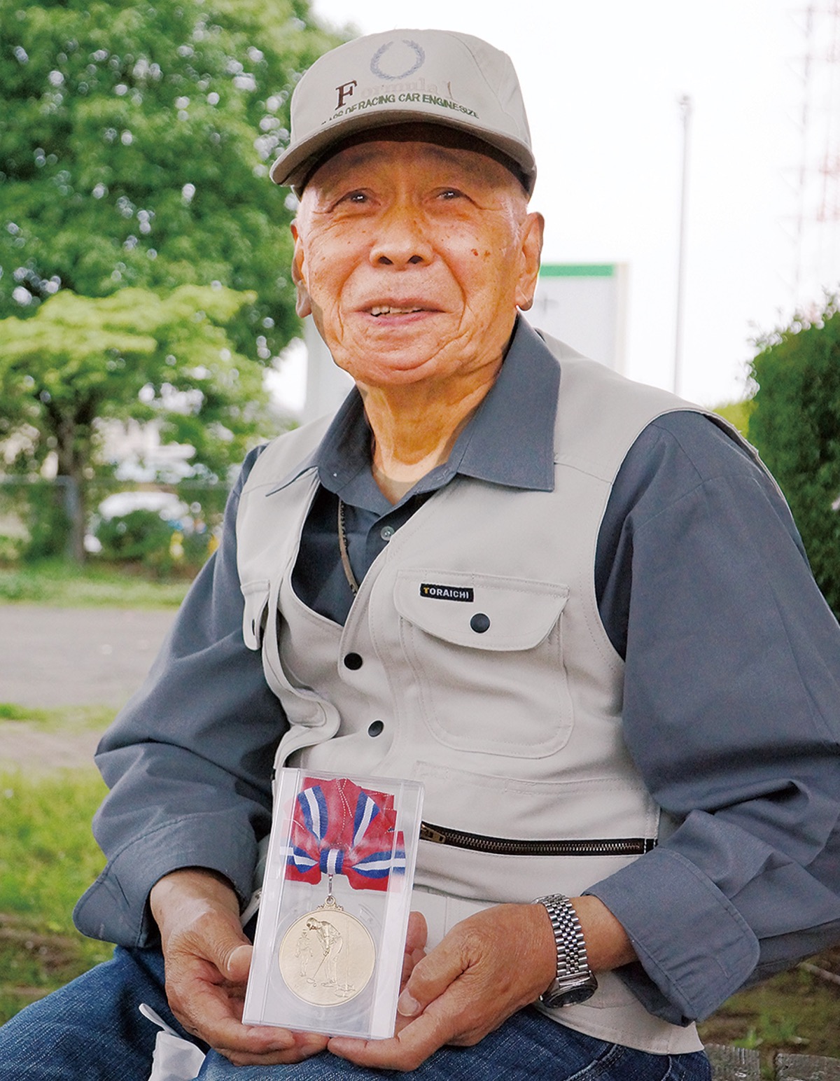 優勝のメダルを手にする蛭田さん(大熊つつじ公園で)