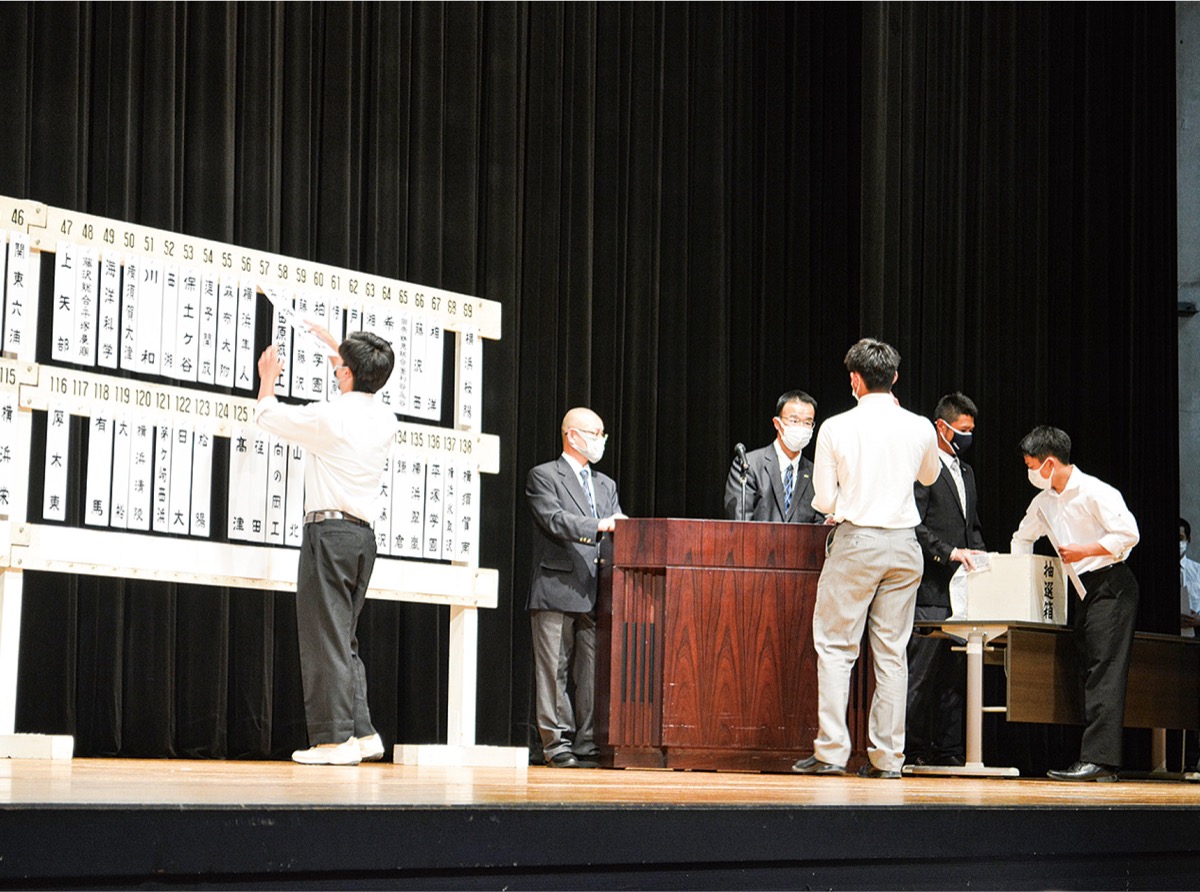 県立青少年センターで行われた組み合わせ抽選会