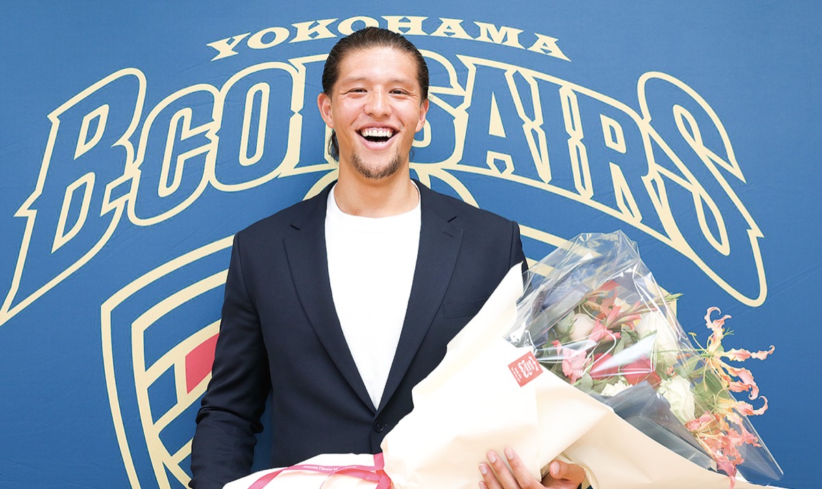 花束を手にし笑顔を見せる小原選手(C)横浜ビー・コルセアーズ