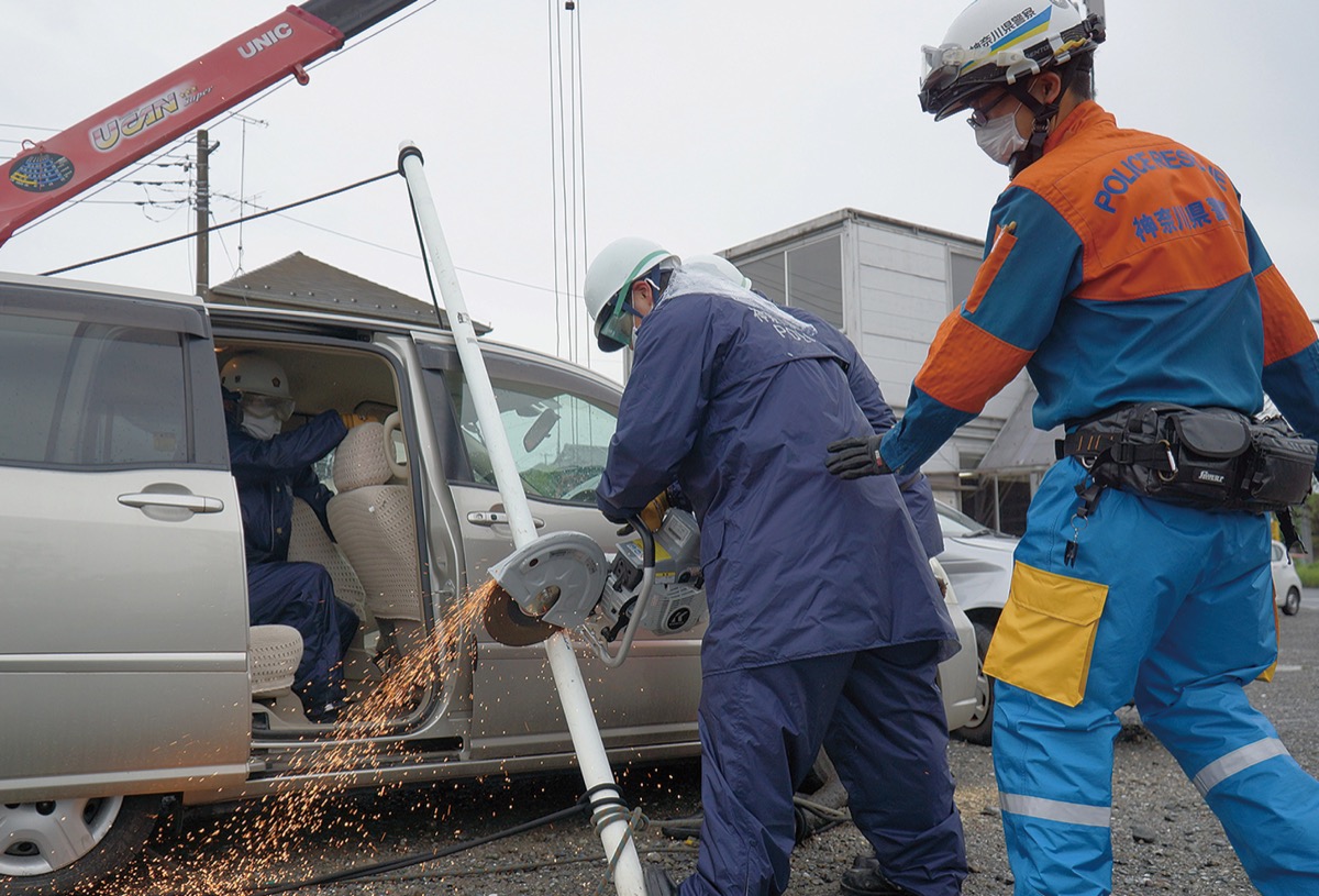 都筑警察署 実車使って救出訓練 ヨコハマレッカーと合同 都筑区 タウンニュース