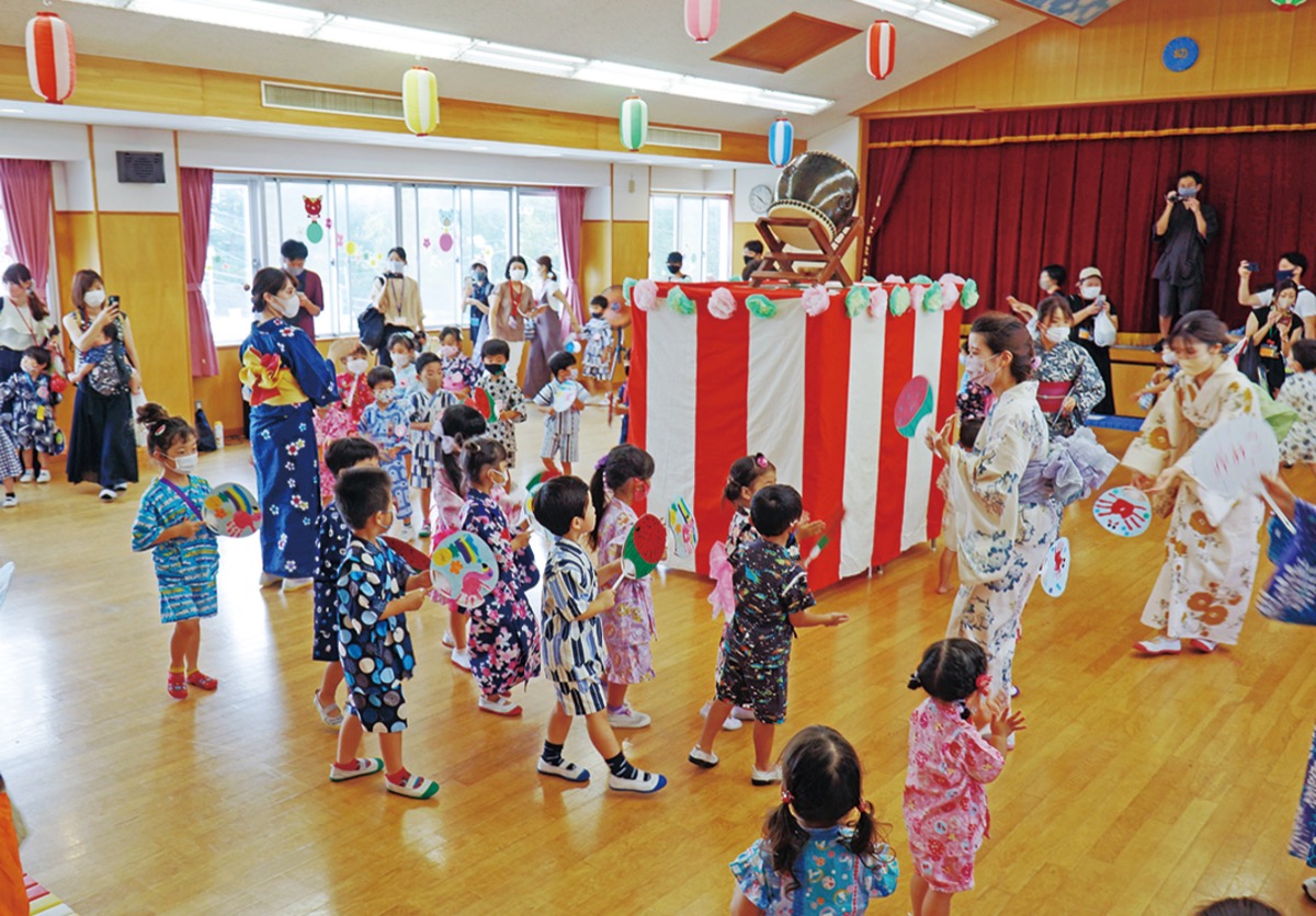 盆踊りを楽しむ園児たち