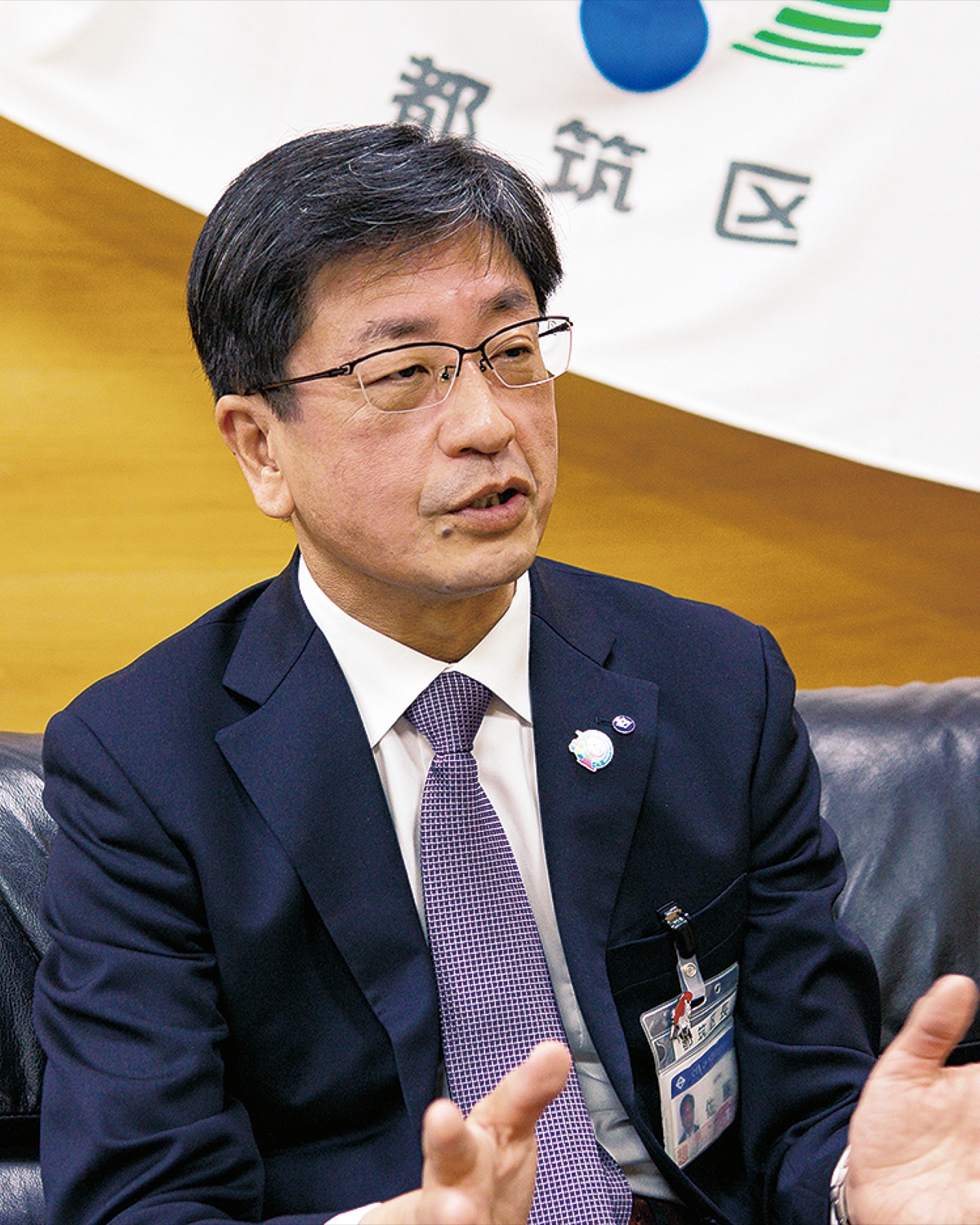 インタビューに答える佐藤区長