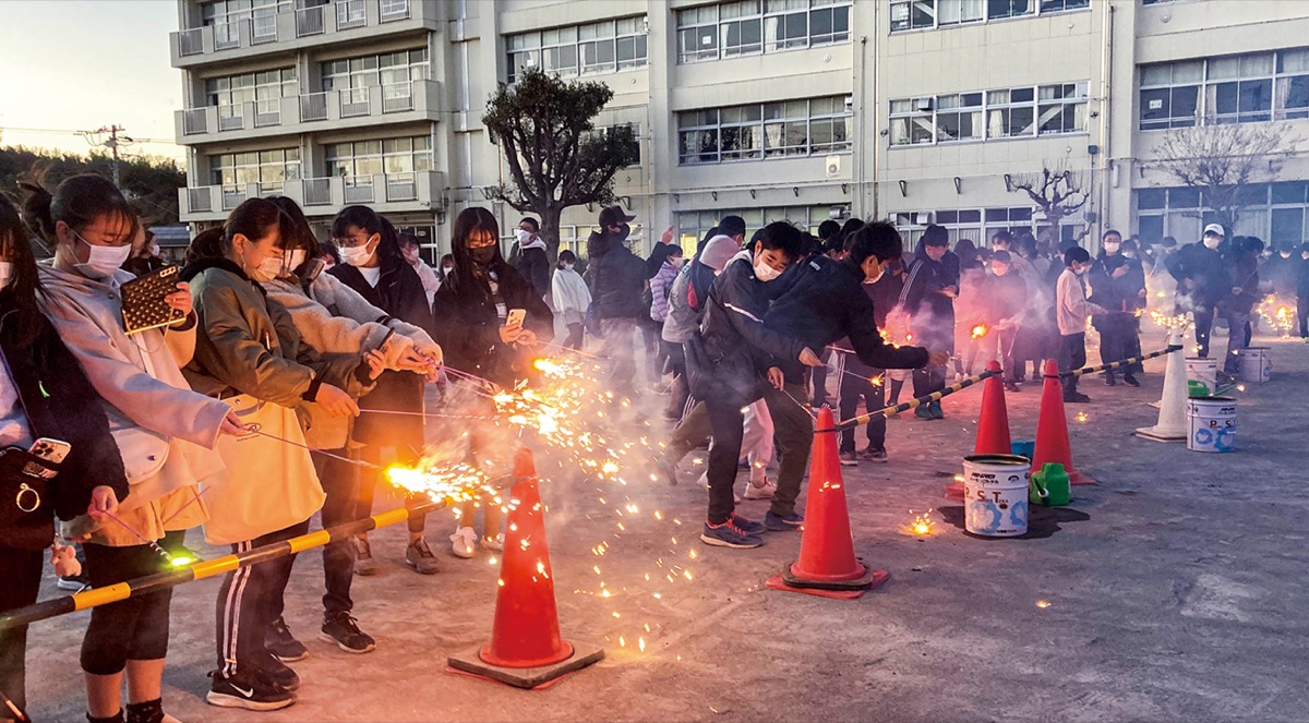 折本小 おやじの会が花火大会 コロナ禍の卒業生に思い出 都筑区 タウンニュース