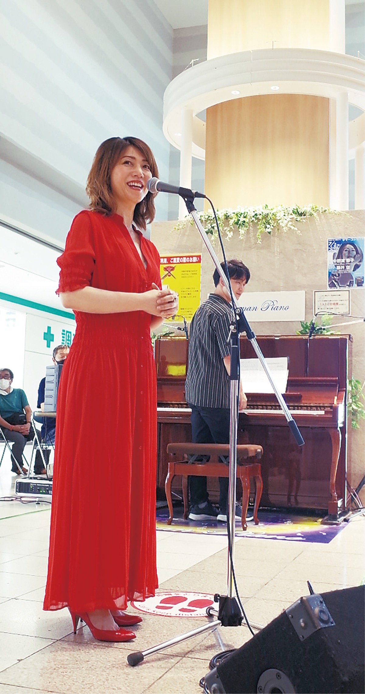 通行人が夏の名曲を堪能 (写真1)