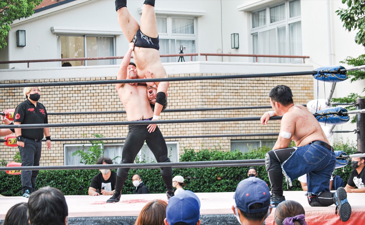 夜店とプロレスで賑わい (写真1)