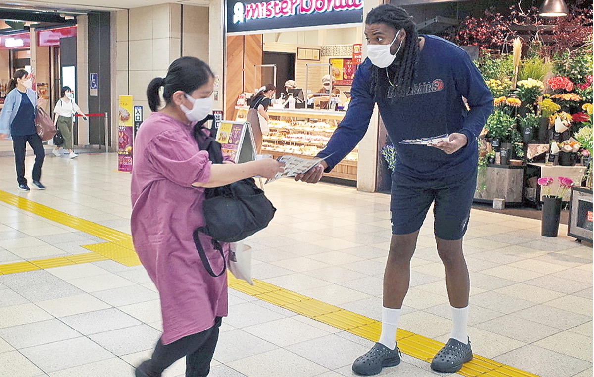 チラシを配るジャクソン選手