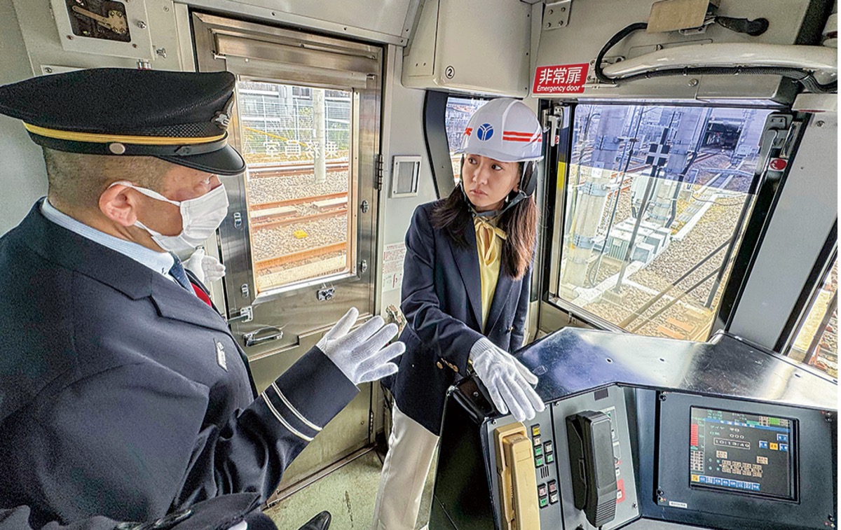 快速電車に乗り車両基地へ