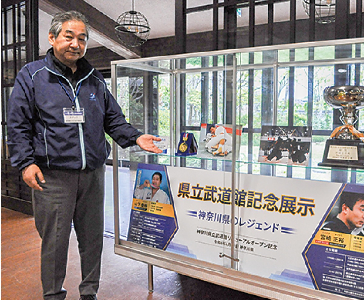 展示を紹介する鈴木館長