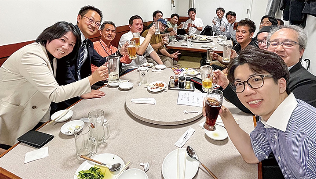 打ち上げを行う同振興会の関係者ら