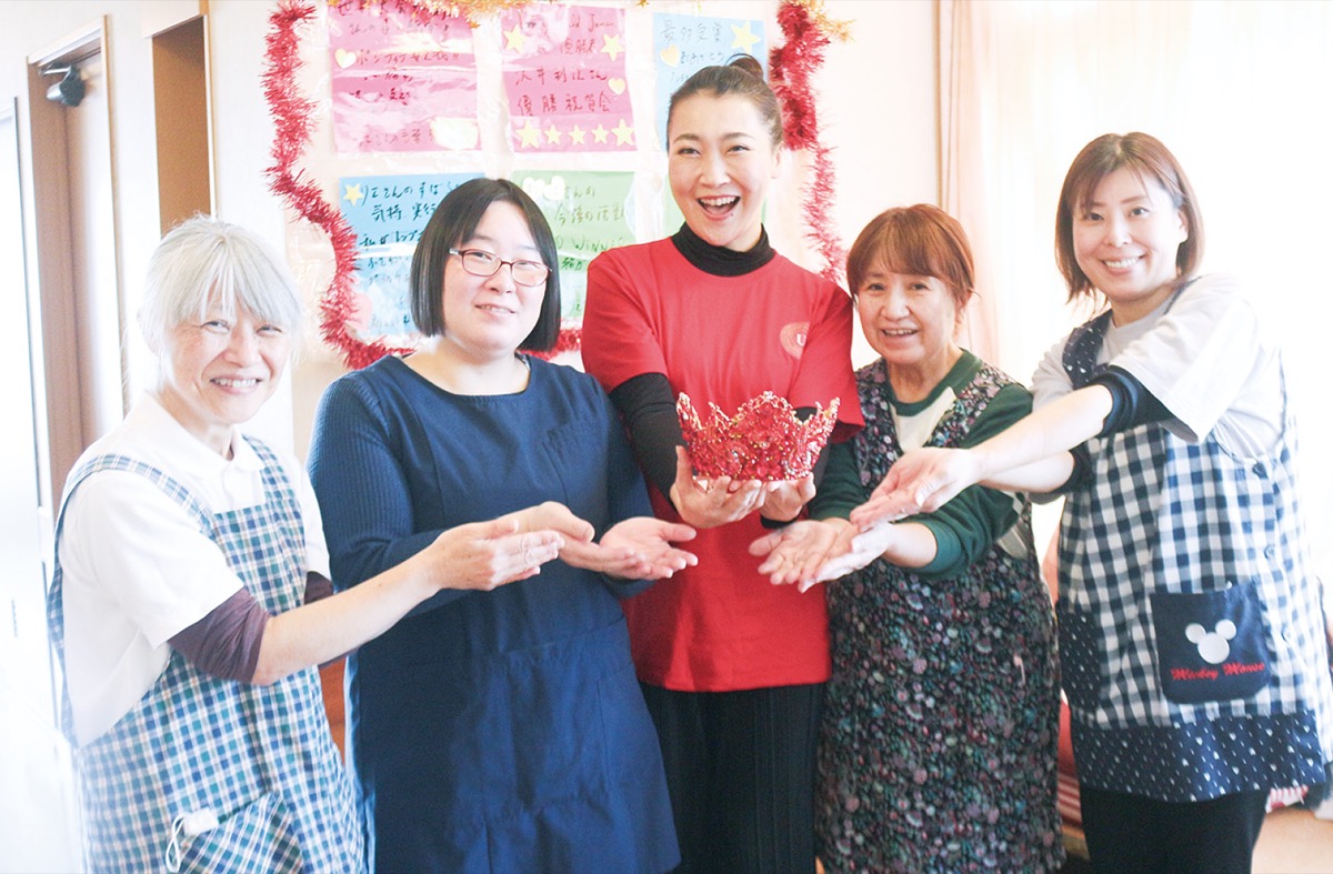 ゆうゆうの職員らとクイーンのティアラを手に(中央が沢井さん)