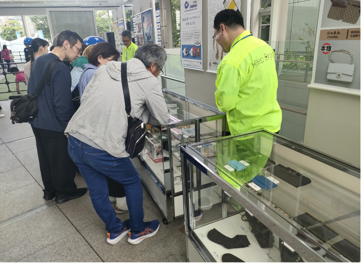 ホンモノとニセモノを見分けるクイズに参加する来場者