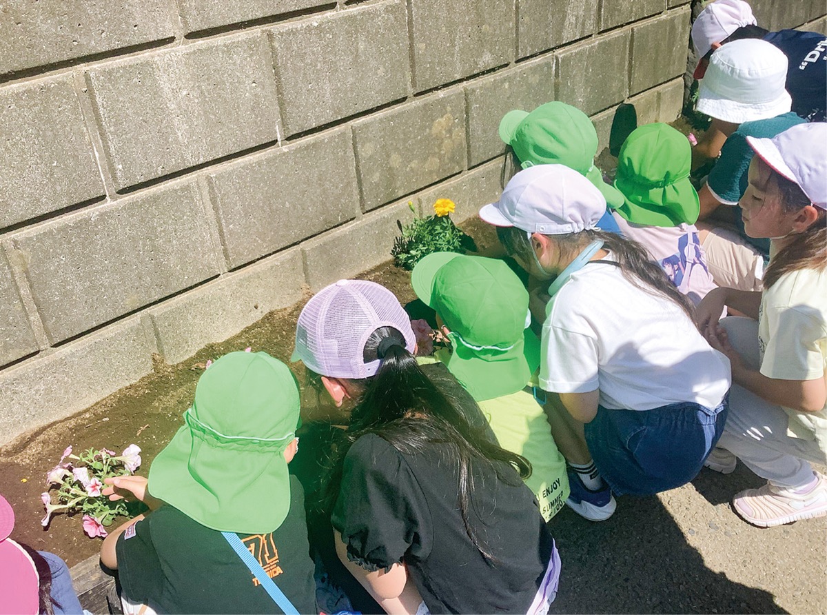 児童・園児と花植え