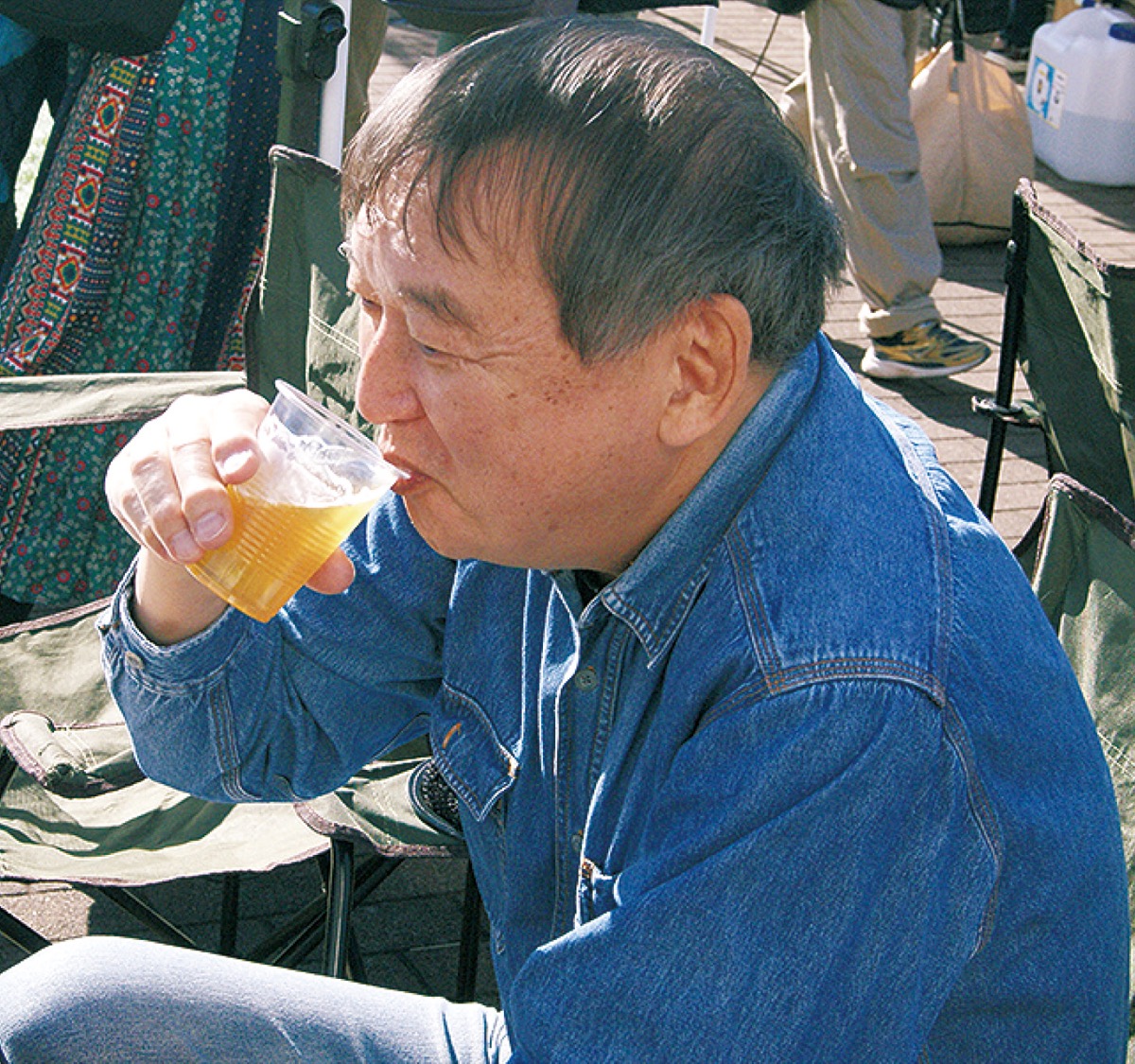 秋晴れの中｢ぐびっと｣