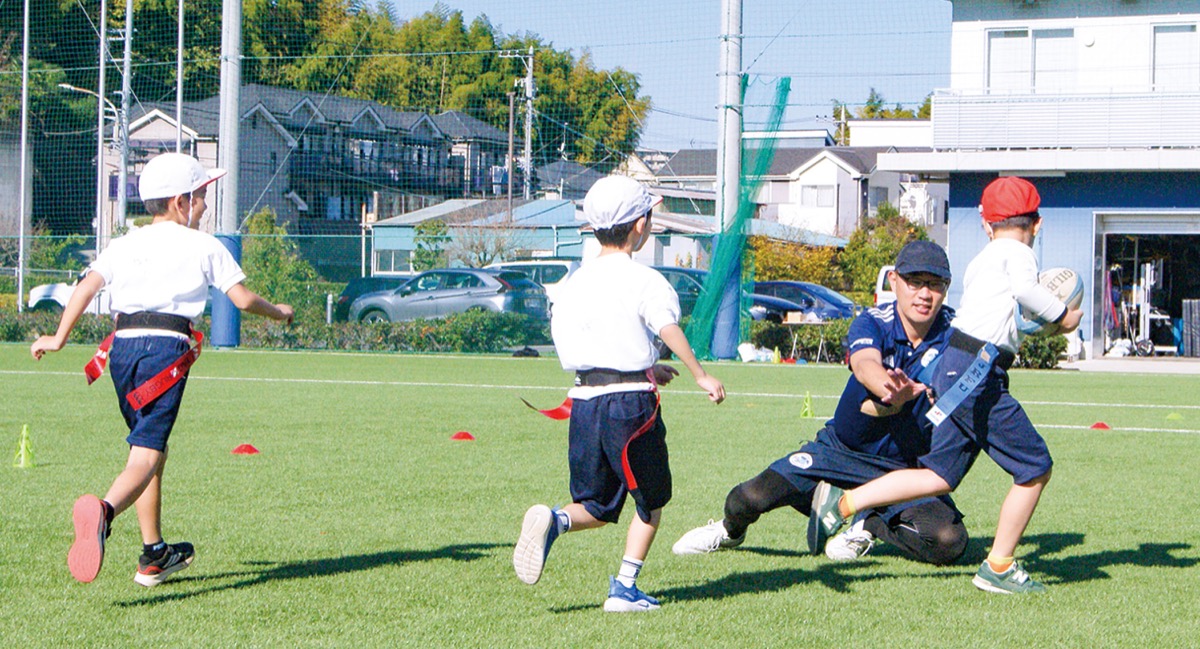 児童とタグラグビー