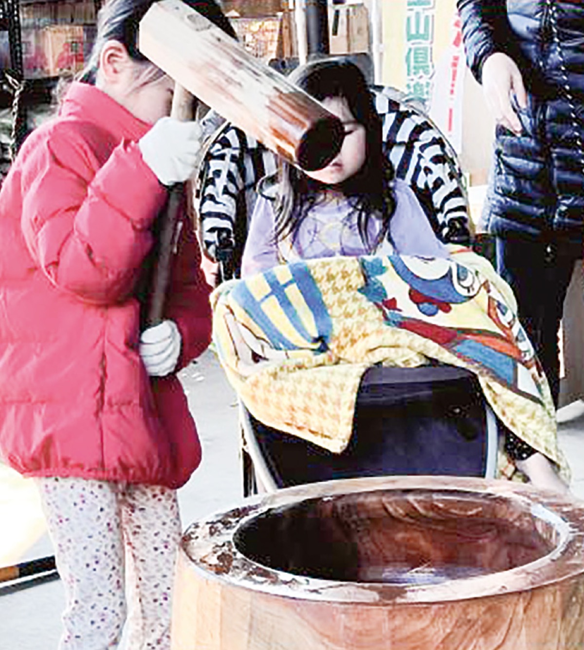 餅つきや正月遊びを体験