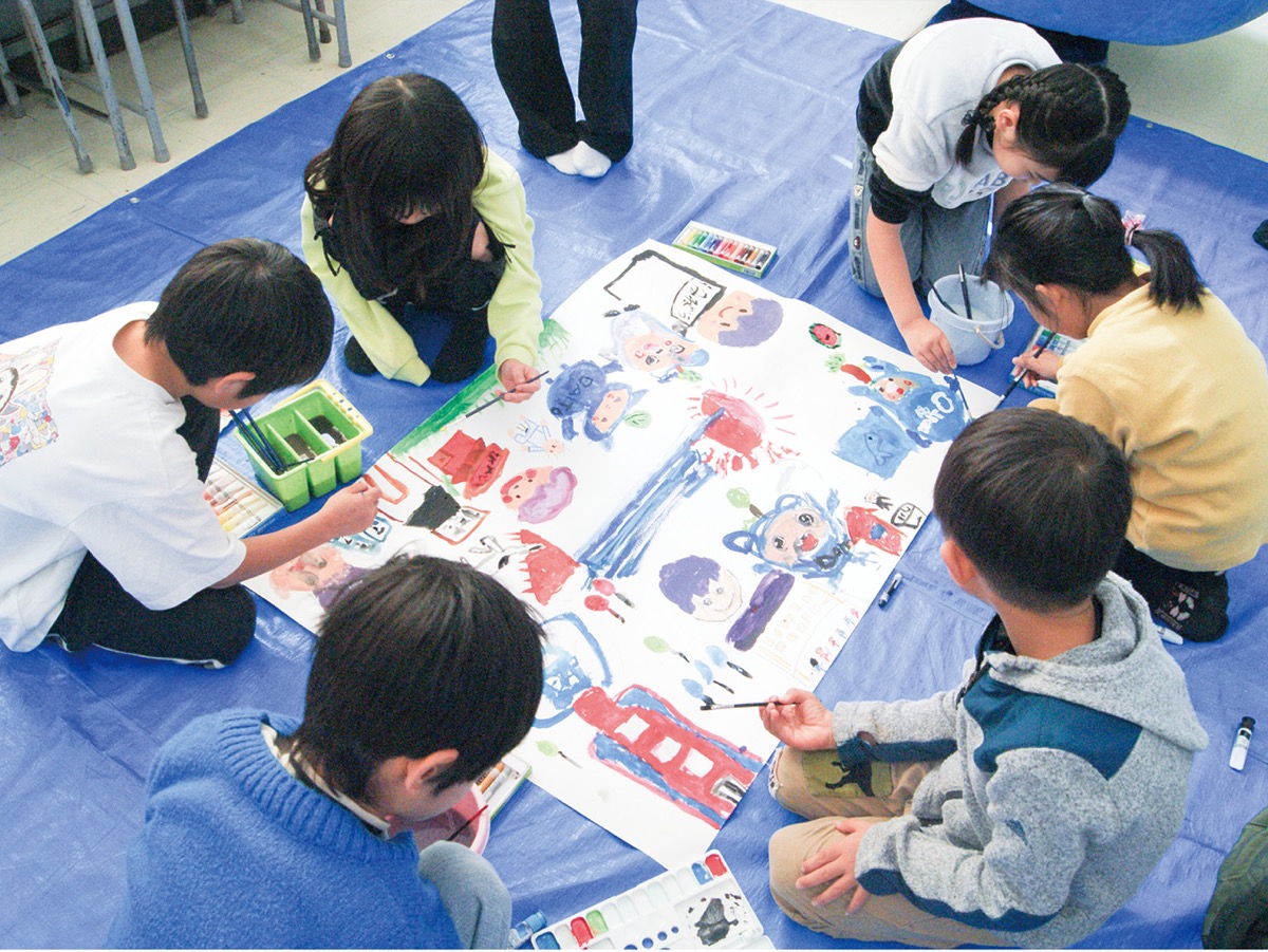 工事現場に児童がアート