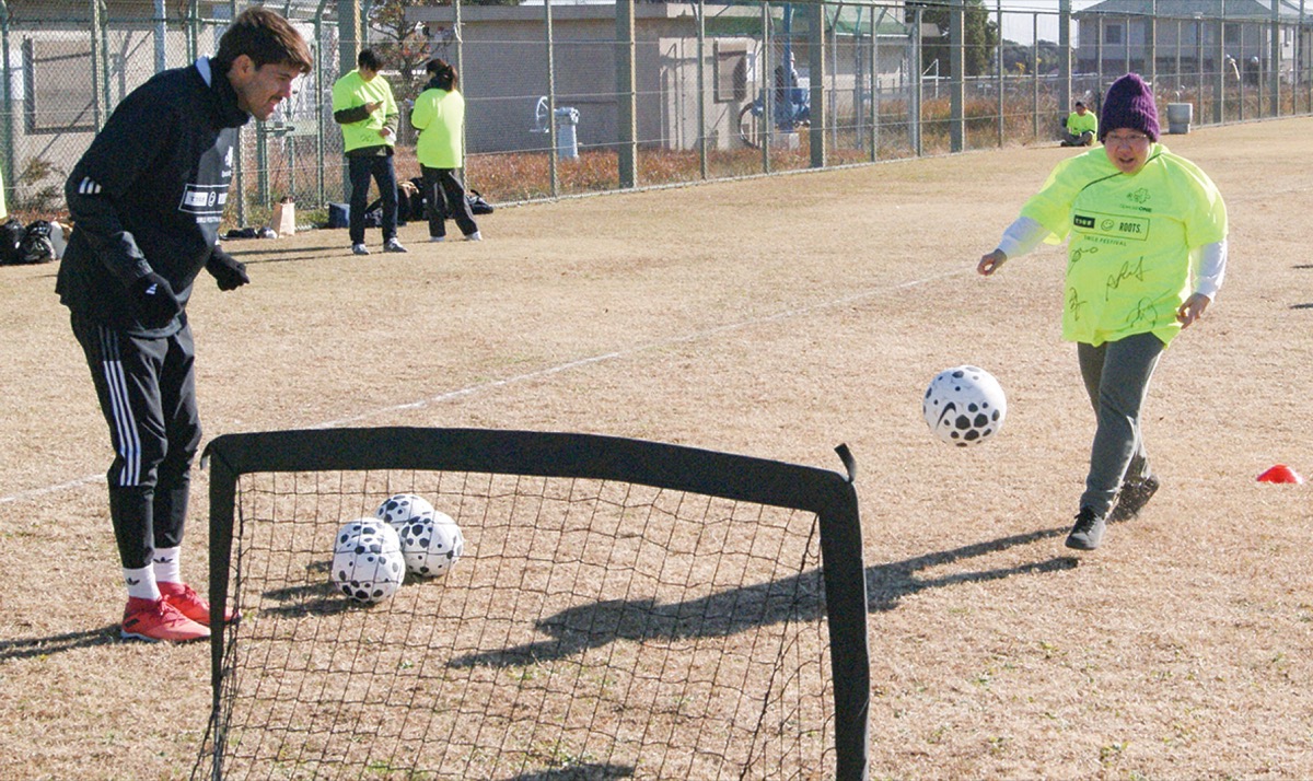 サッカーで汗流す
