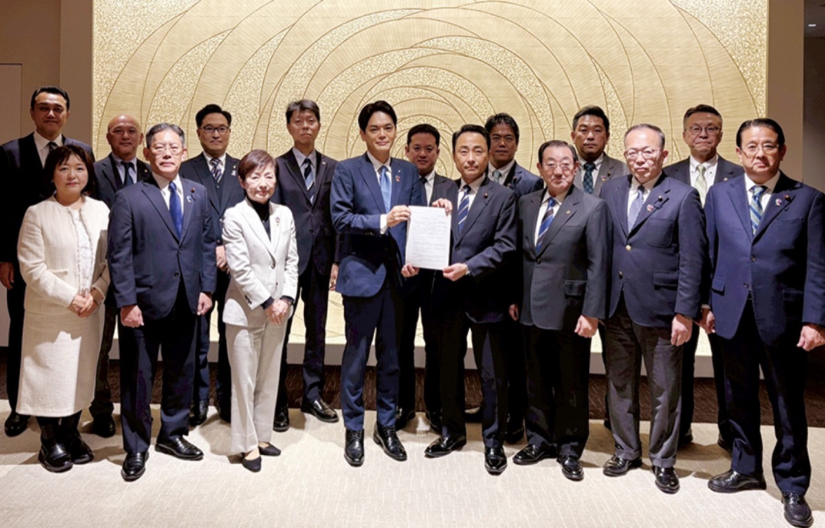 市議団で山中市長に要望書を提出