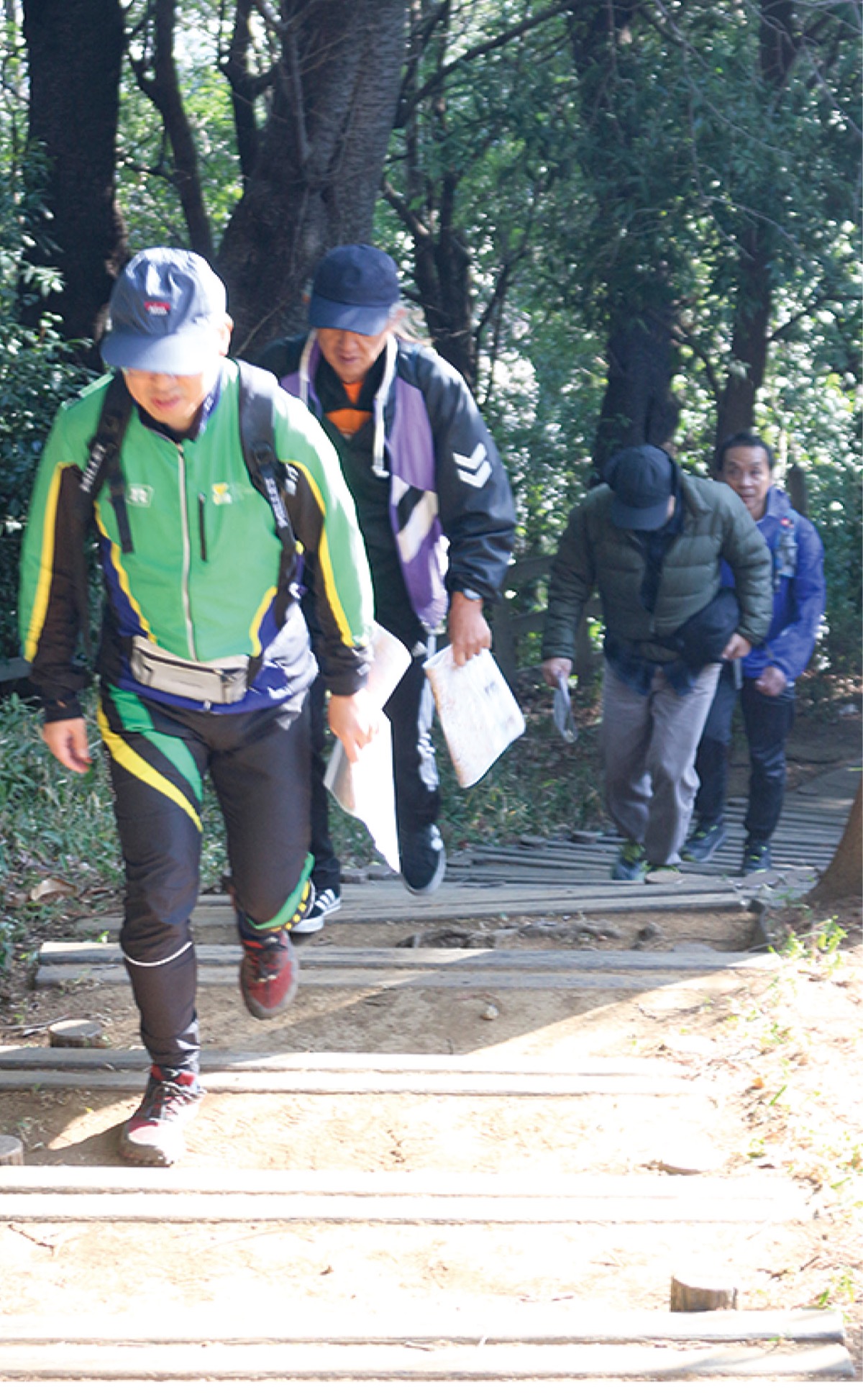 きつい勾配を上る参加者
