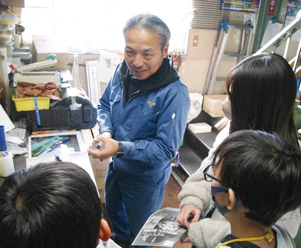 クイズを交えて製品の紹介をする近藤代表