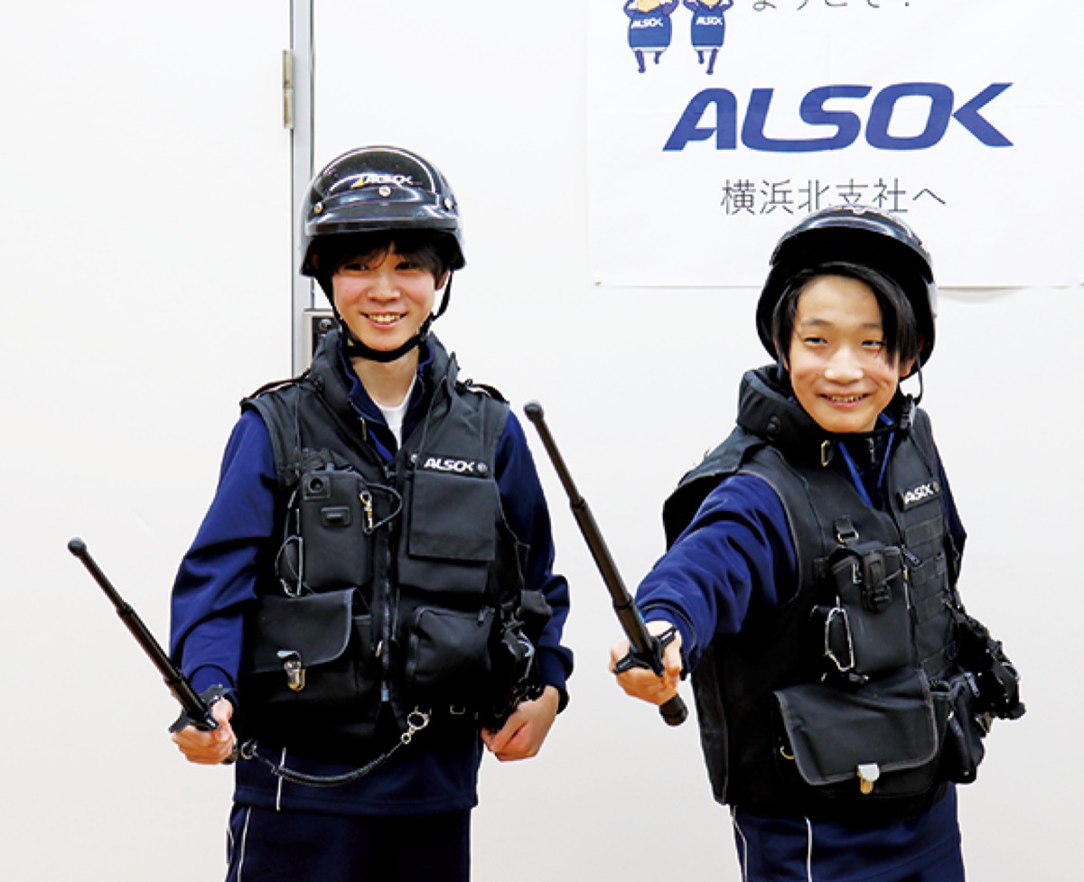 防護衣を装着し､警戒棒を構える生徒