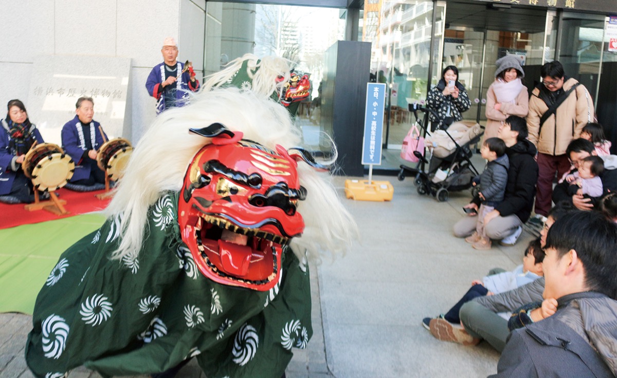 歴博前に開運獅子舞