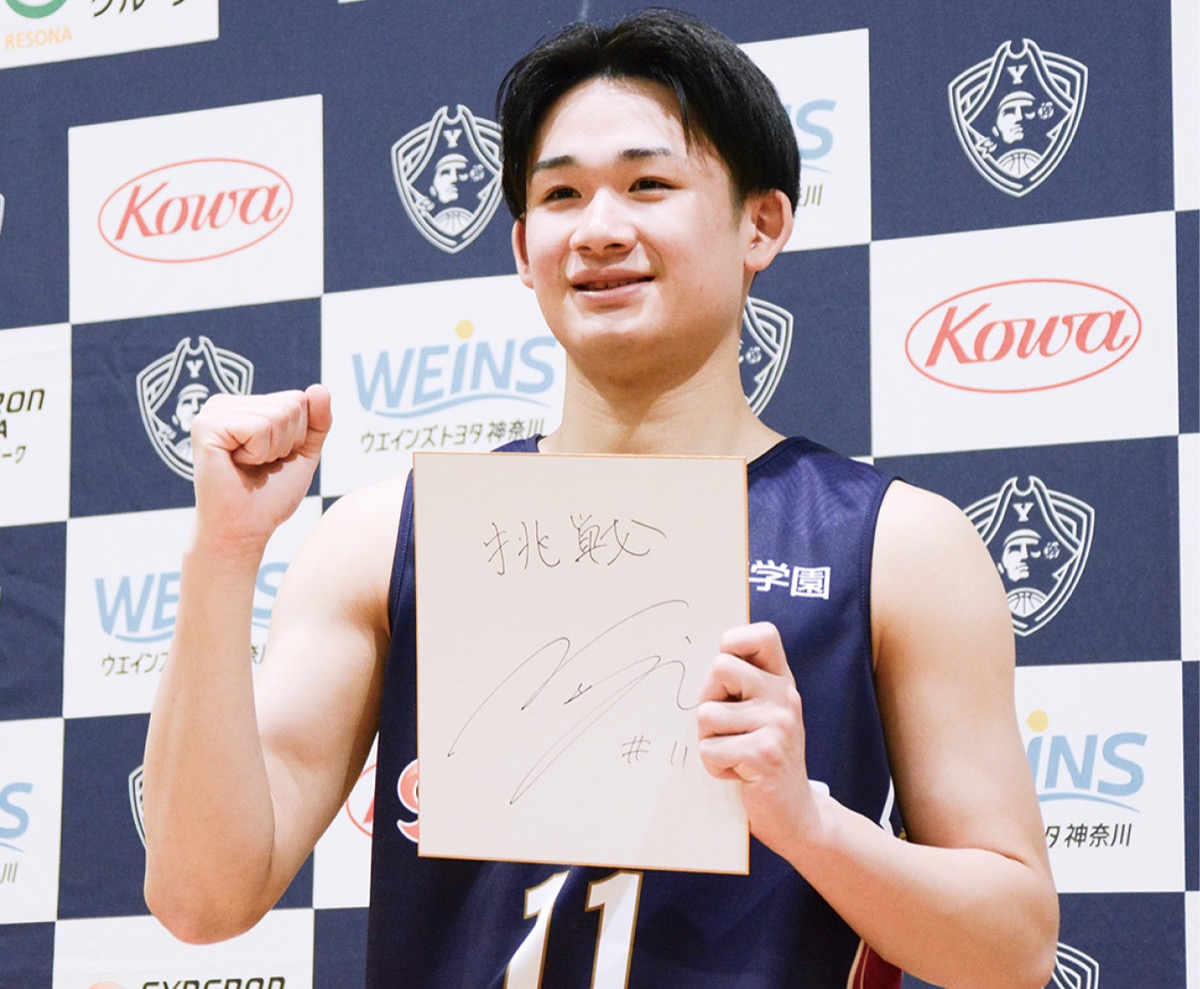 色紙を持つ佐藤選手