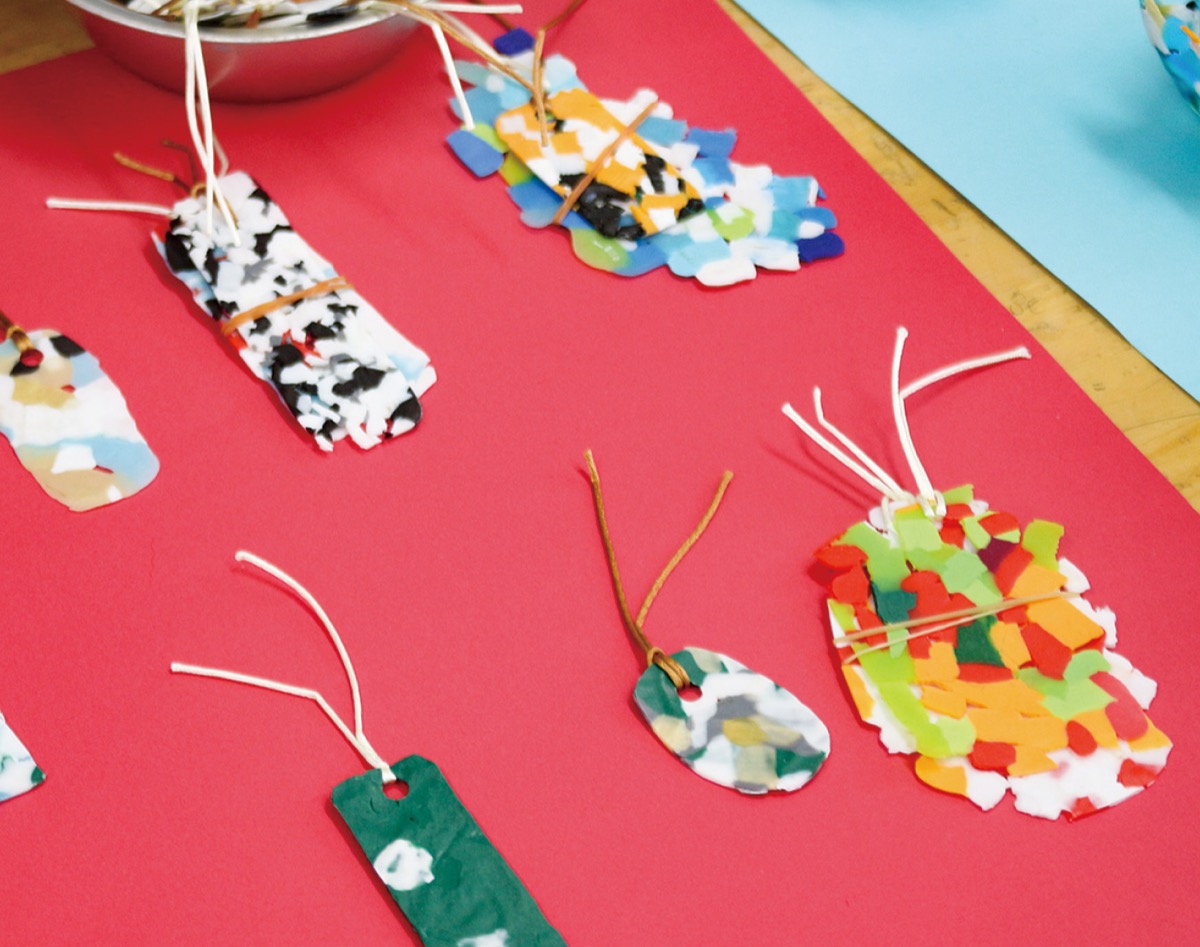 ペットボトルのキャップをアップサイクルして作ったしおり