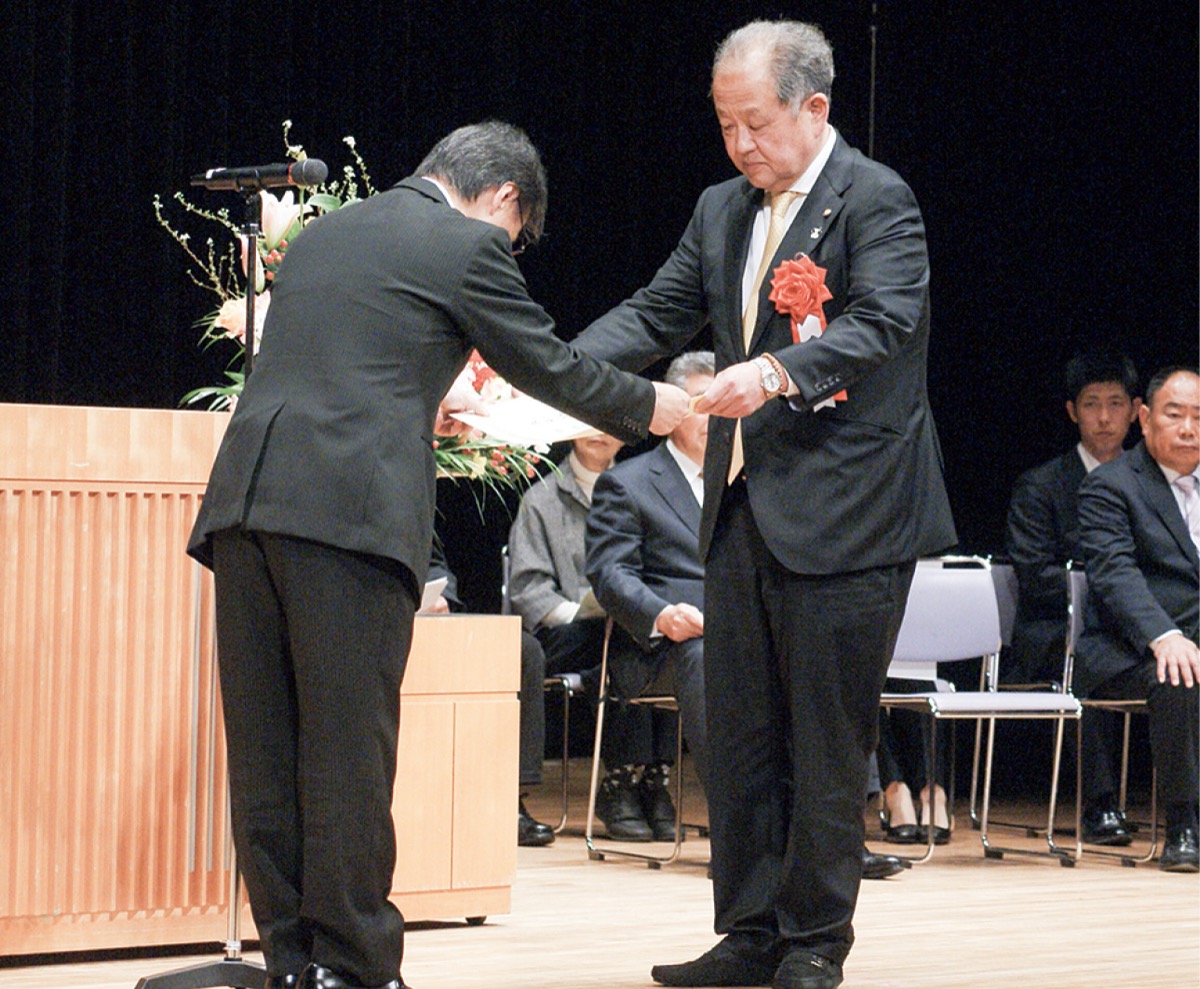 表彰状を受け取る受賞者