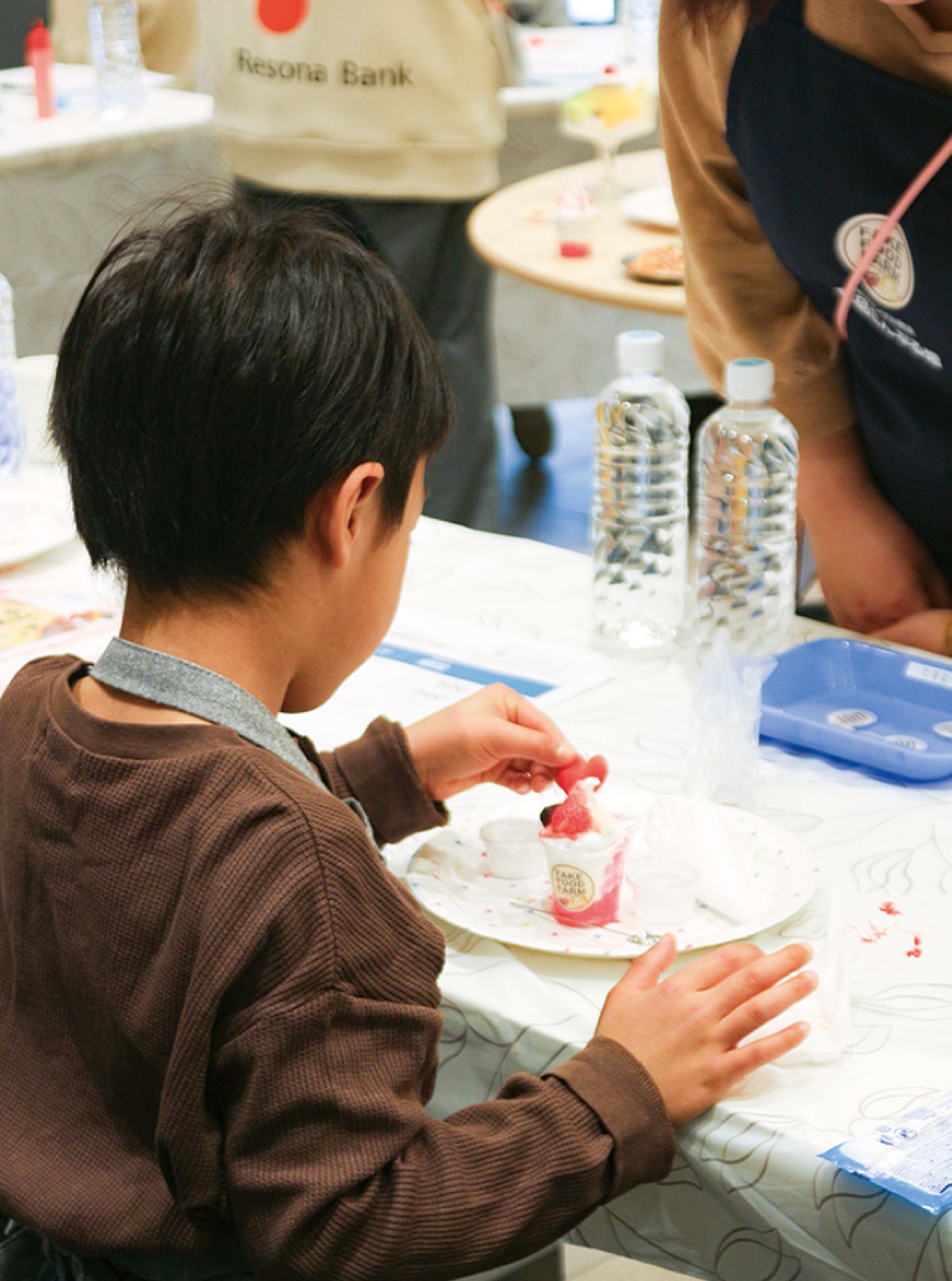オープニングイベントで食品サンプルを作る参加者