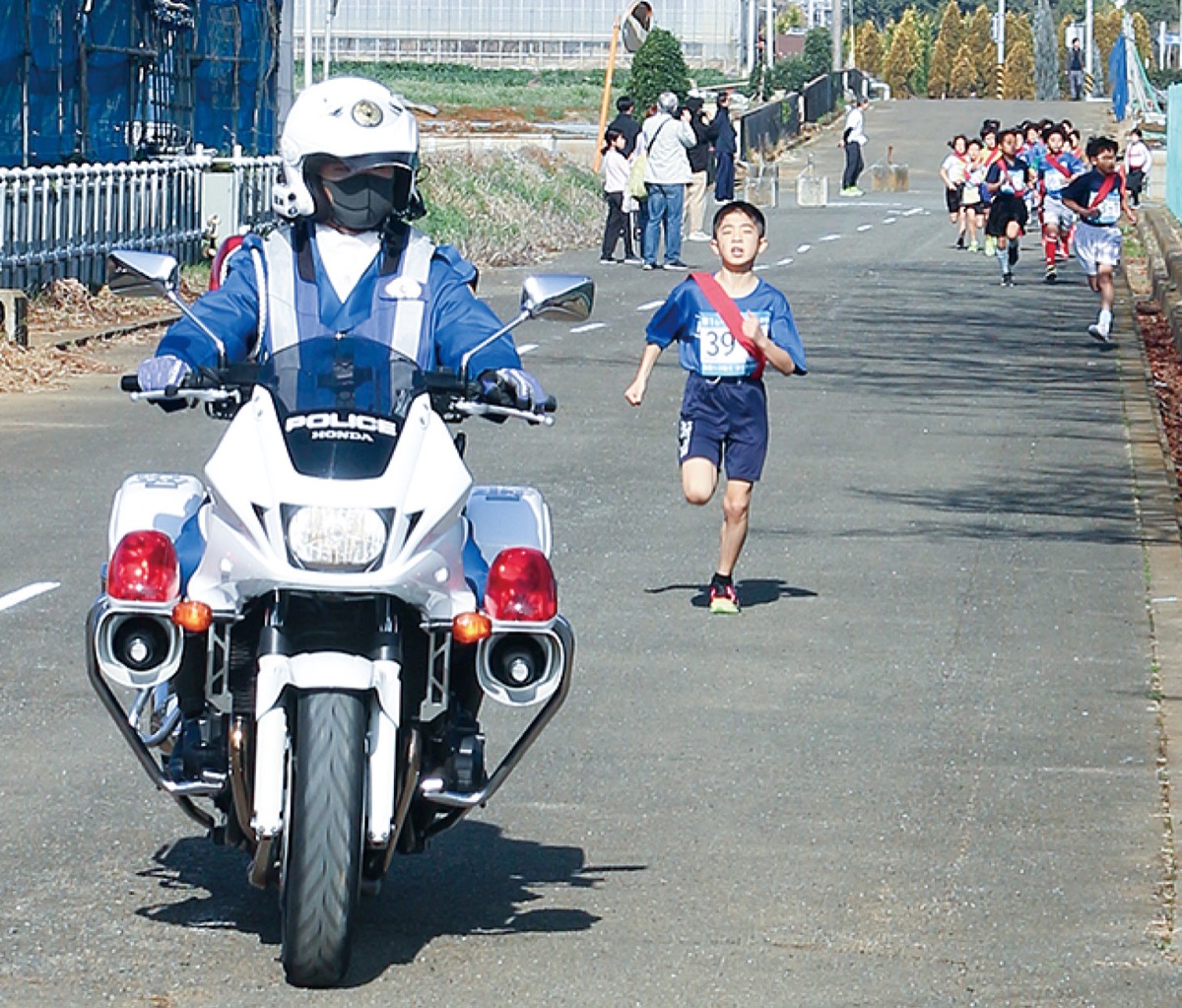 白バイで選手を先導する大島巡査長