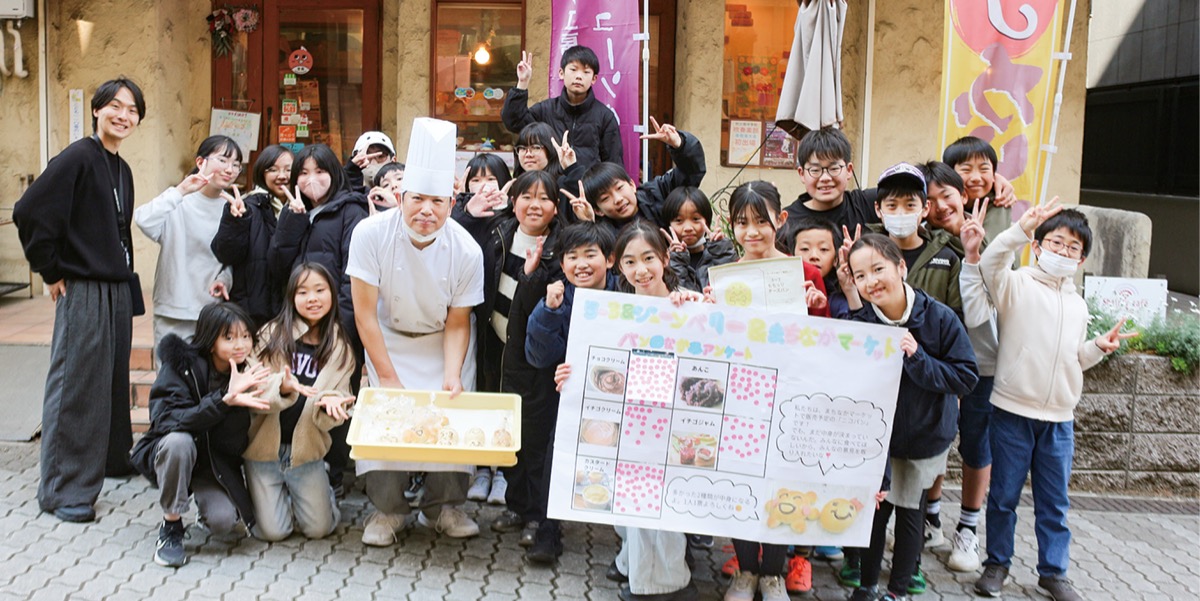 本番に向け気勢を上げる児童らと桑原さん