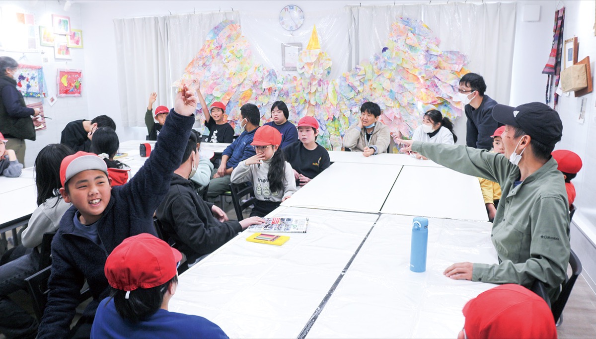 質疑応答で盛り上がる児童と利用者